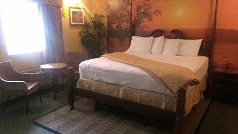 Room, 1 King Bed | Desk, laptop workspace, free WiFi, bed sheets