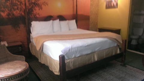 Room, 1 King Bed | Desk, laptop workspace, free WiFi, bed sheets