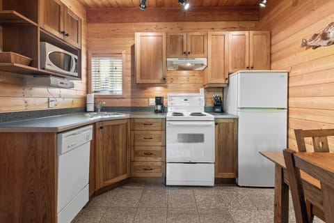 Wild Pacific Suit B - Adults Only. No Pets. | Private kitchen | Fridge, microwave, oven, stovetop