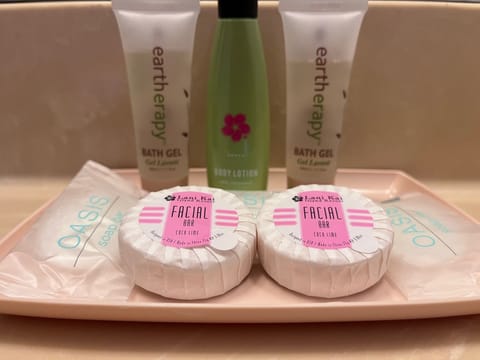 Combined shower/tub, hydromassage showerhead, designer toiletries