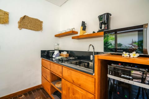 Basic Villa, 1 King Bed | Private kitchen | Fridge, microwave, stovetop, toaster