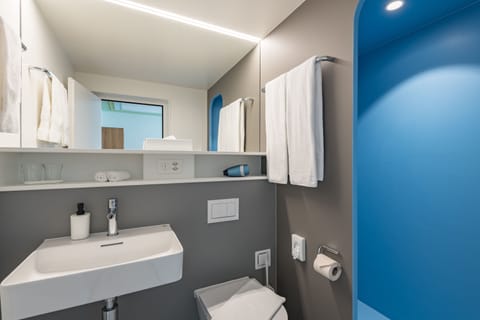 Doppelzimmer Historisch | Bathroom | Shower, rainfall showerhead, free toiletries, hair dryer