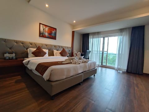 Suite Room | Desk, laptop workspace, WiFi (free), individually decorated