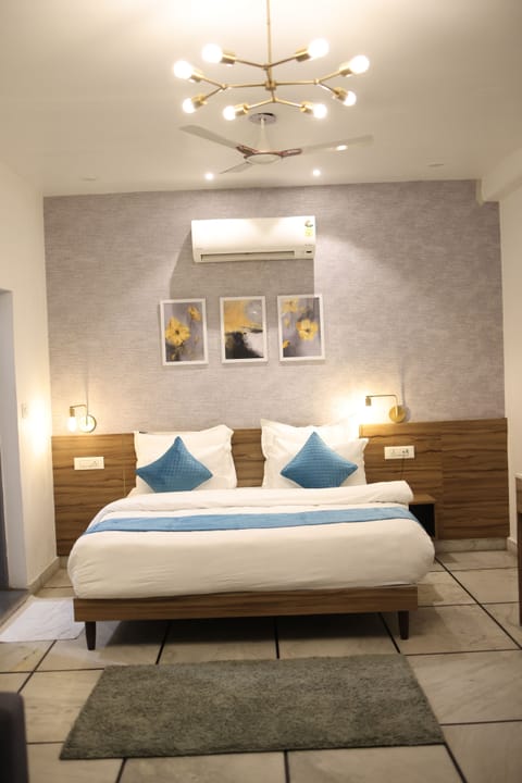 Luxury Studio Suite, 1 King Bed, City View | Egyptian cotton sheets, premium bedding, down comforters