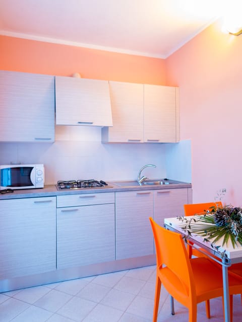 Basic Bungalow, Kitchenette | Private kitchen