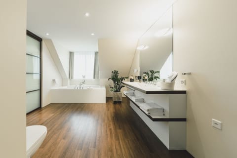 Junior Suite | Bathroom | Separate tub and shower, deep soaking tub, rainfall showerhead