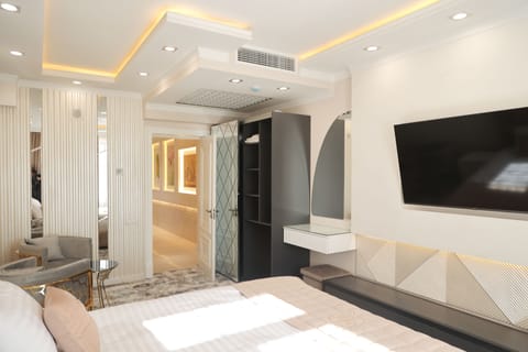 In-room safe, desk, WiFi (free)
