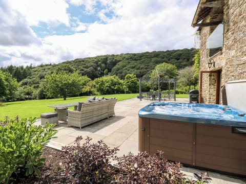 Cottage | Outdoor spa tub