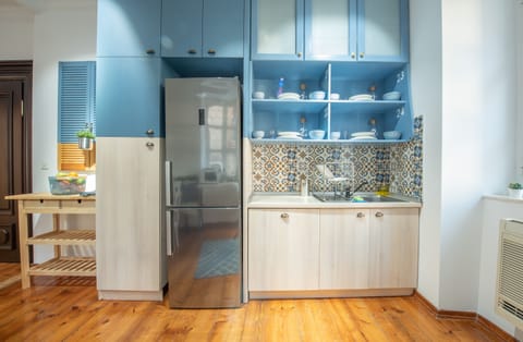 Full-size fridge, microwave, oven, stovetop