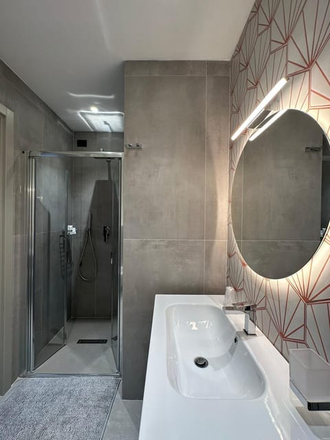 Double Room | Bathroom | Shower, rainfall showerhead, hair dryer, bidet