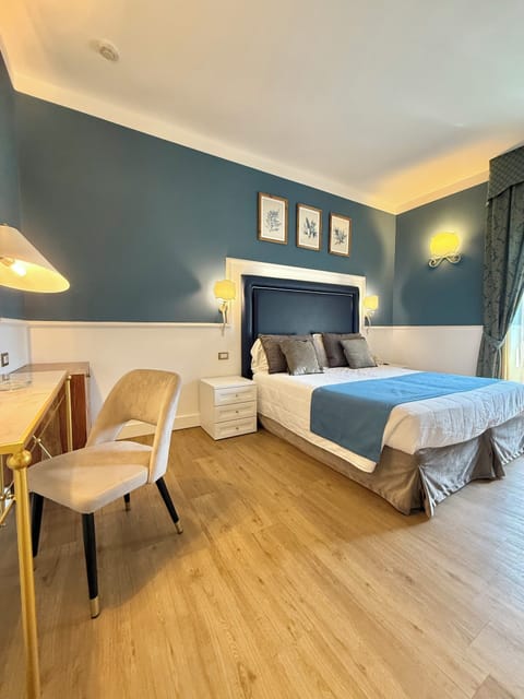 Deluxe Room | Minibar, in-room safe, desk, laptop workspace