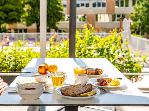 Daily buffet breakfast for a fee