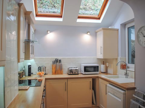 Cottage | Private kitchen | Dishwasher, cookware/dishes/utensils