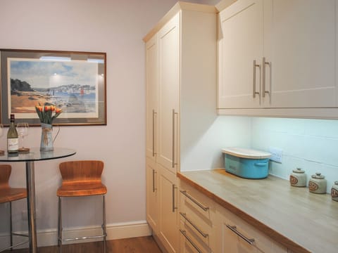 Cottage | Private kitchen | Dishwasher, cookware/dishes/utensils