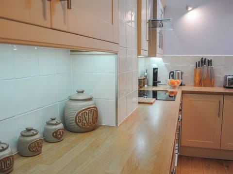 Cottage | Private kitchen | Dishwasher, cookware/dishes/utensils