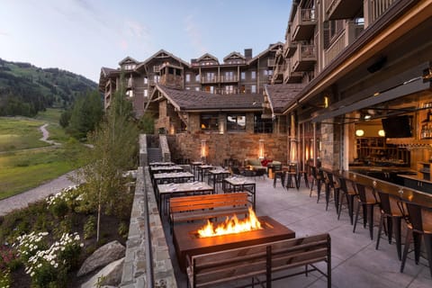 2 restaurants; breakfast, lunch, and dinner served