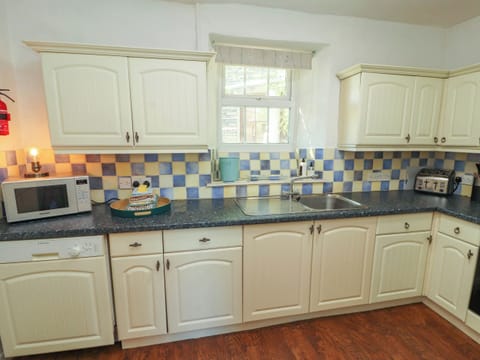 Cottage | Private kitchen | Fridge, dishwasher, electric kettle, toaster