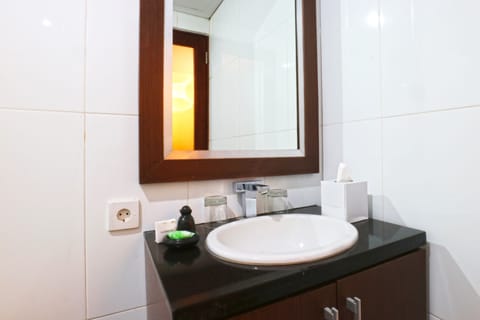 Deluxe Studio, Connecting Rooms | Bathroom | Shower, bathrobes, slippers, towels