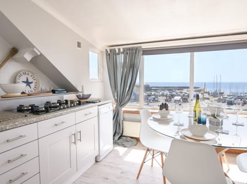 Cottage | Private kitchen | Dishwasher, cookware/dishes/utensils