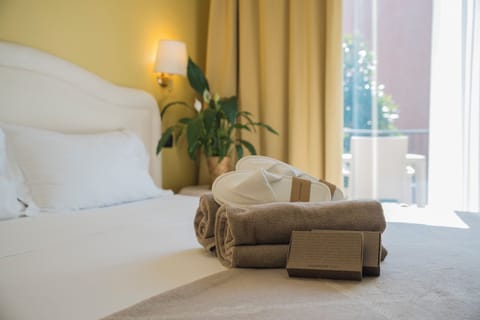 Classic Double or Twin Room | Down comforters, in-room safe, desk, blackout drapes