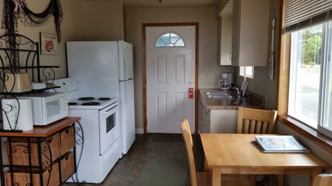 (G) Cottage, 2 Queen Beds, Ocean View (Pet Friendly) | Private kitchen | Full-size fridge, microwave, oven, stovetop