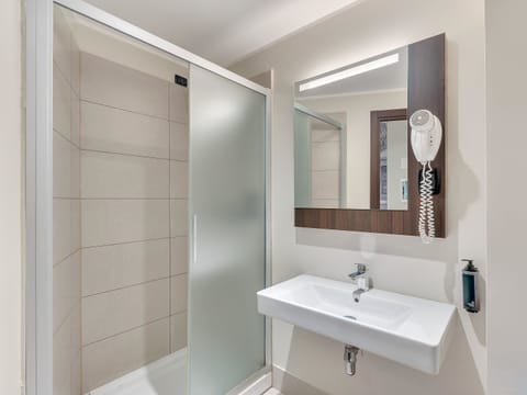 Shower, free toiletries, hair dryer, bidet