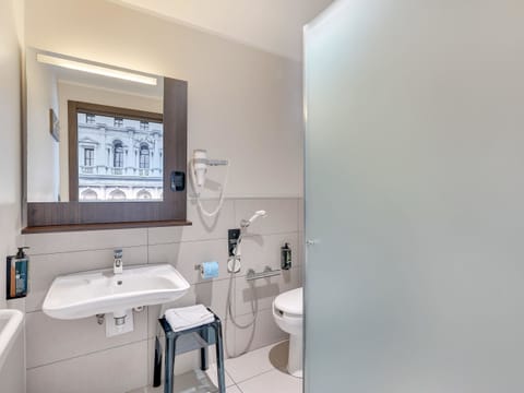 Shower, free toiletries, hair dryer, bidet