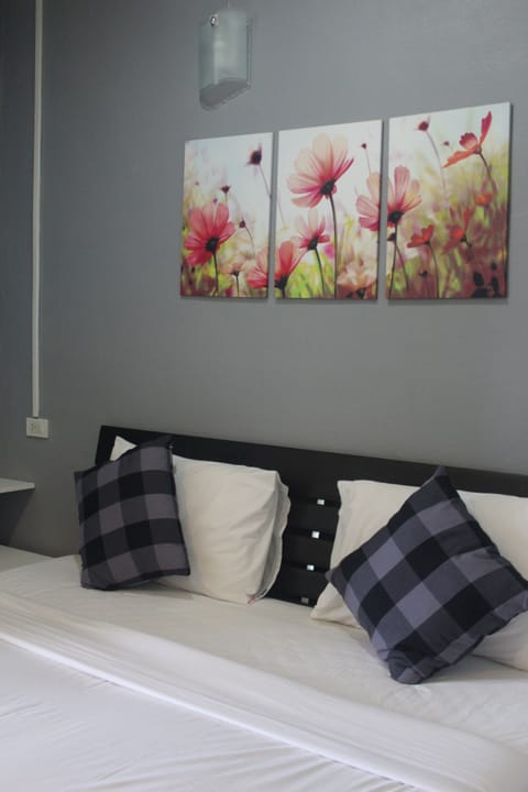 Standard Room | Desk, free cribs/infant beds, rollaway beds, free WiFi