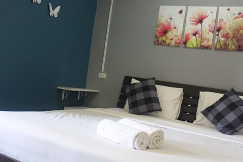 Standard Room | Desk, free cribs/infant beds, rollaway beds, free WiFi
