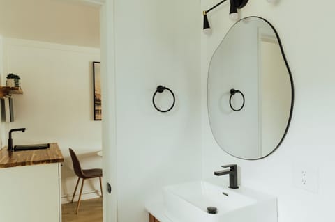 Deluxe Room, 2 Queen Beds, Kitchenette | Bathroom | Combined shower/tub, free toiletries, hair dryer, towels