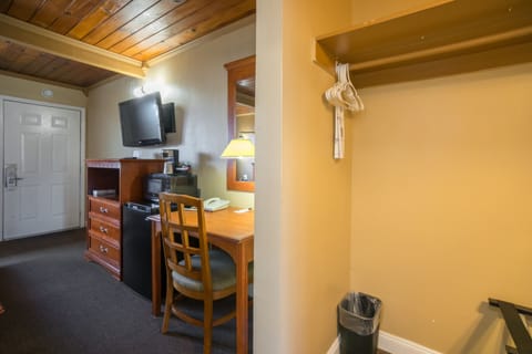 Premium Room, 1 King Bed | Room amenity