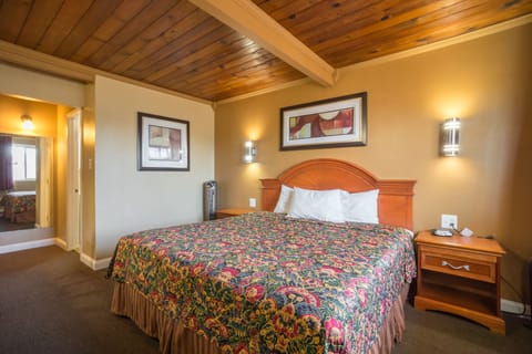 Premium Room, 1 King Bed | Desk, free WiFi, bed sheets, wheelchair access