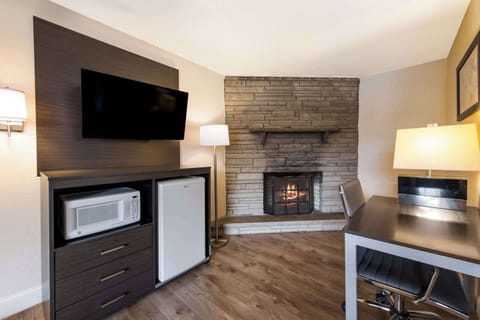 Standard Room, 1 Queen Bed, Non Smoking | Premium bedding, in-room safe, desk, laptop workspace