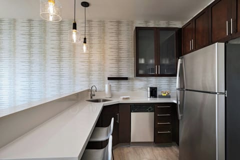 Premium bedding, desk, iron/ironing board, free cribs/infant beds