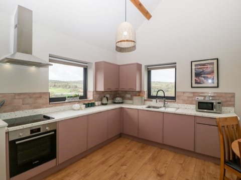 Cottage | Private kitchen | Fridge, dishwasher, electric kettle, toaster