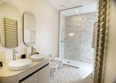 Shower, rainfall showerhead, free toiletries, hair dryer