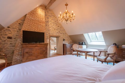 Luxury Suite | Premium bedding, minibar, individually decorated, individually furnished