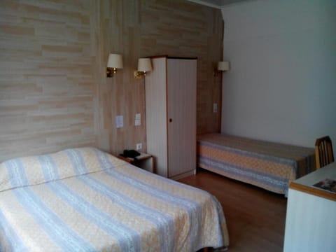 Triple Room | Desk, soundproofing, free WiFi