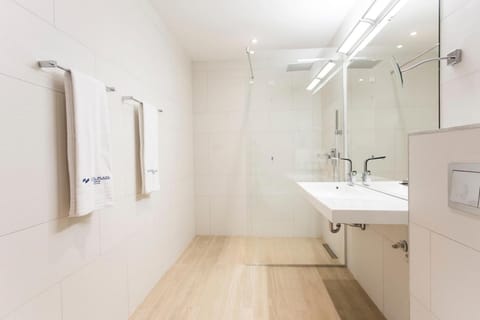 Bathroom | Free toiletries, bathrobes, slippers