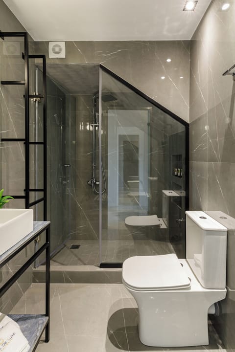 Deluxe Studio Suite | Bathroom | Shower, rainfall showerhead, free toiletries, hair dryer