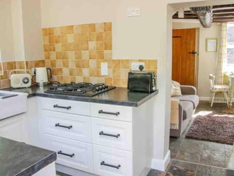 Cottage | Private kitchen | Fridge, microwave, oven, stovetop