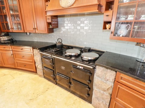 Dishwasher, electric kettle, toaster, cookware/dishes/utensils