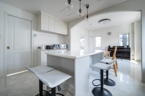 Basic House | In-room dining