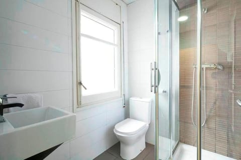 Triple Room | Bathroom | Shower, hair dryer, towels