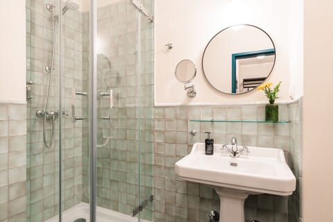 Kabinett Haus Streif | Bathroom | Eco-friendly toiletries, hair dryer, bathrobes, towels