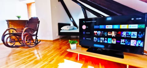 City Apartment, 2 Bedrooms, Non Smoking, City View | Living area