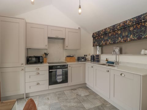 Cottage | Private kitchen | Fridge, dishwasher, electric kettle, toaster