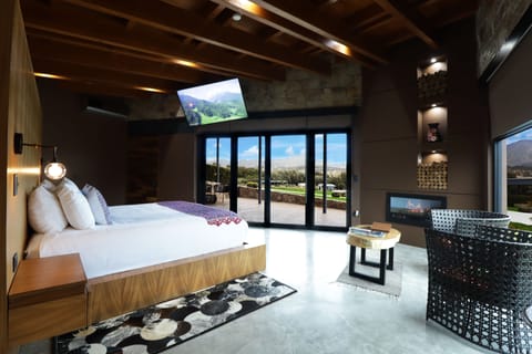 Deluxe Room | Down comforters, free minibar, in-room safe, individually furnished