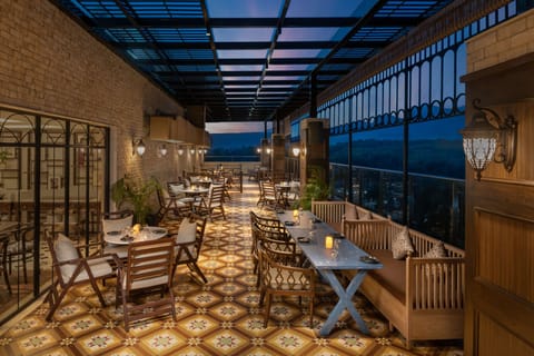 2 restaurants; breakfast, lunch, and dinner served