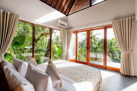 Minibar, desk, free WiFi, bed sheets